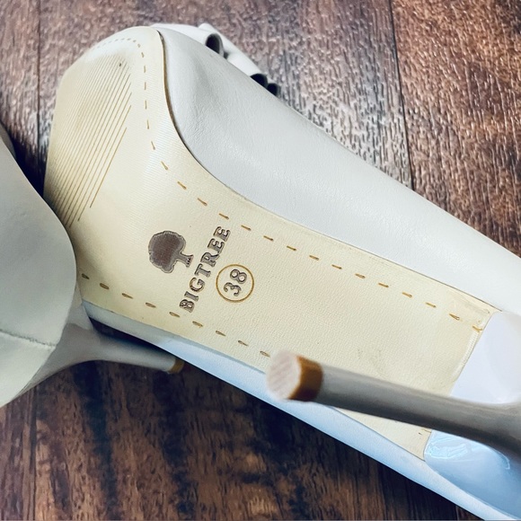 Big Tree dressy silver high heels, with adorable bow, barely worn - Picture 5 of 9